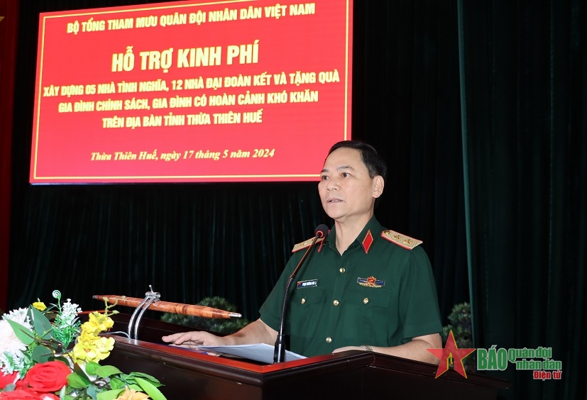 View - 	Trung tướng Phạm Trường Sơn trao kinh phí xây dựng Nhà đại đoàn kết